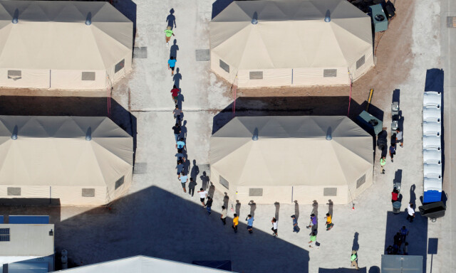 Dommer gir Trump en måned på å gjenforene skilte migrantfamilier